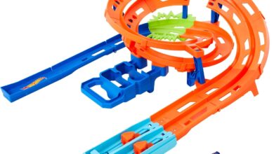 Hot Wheels İkili Yarış ve Akrobasi Pisti Hot Wheels İkili Yarış ve Akrobasi Pisti, 2 adet 1:64 ölçekli oyuncak araba, kolayca saklanabilir HTK17
