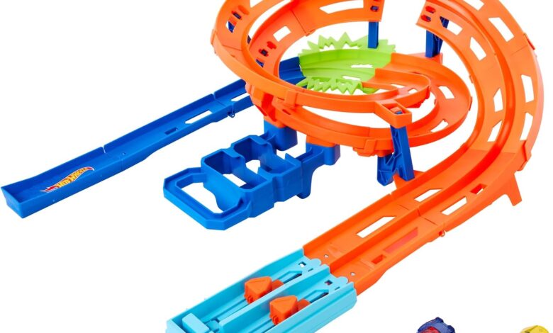 Hot Wheels İkili Yarış ve Akrobasi Pisti Hot Wheels İkili Yarış ve Akrobasi Pisti, 2 adet 1:64 ölçekli oyuncak araba, kolayca saklanabilir HTK17