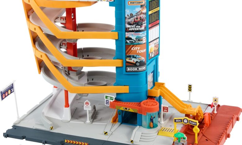 Matchbox Oyuncak Araçlar ve Oyun Seti, 5 Seviyeli Ulaşım Merkezi, Çocuk ve Arabayla Etkinleştirilen Özellikler, 1:64 Ölçekli Taksi, Tekne ve Helikopter ve Gıda Satıcısı