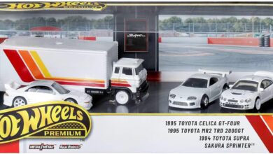 Hot Wheels® Koleksiyon Seti Arabalar sergilenmeye uygun setler, 3 adet 1:64 ölçekli araba ve 1 adet 1:64 ölçekli Team Transport araç, Metal/Metal™ şasi ve Real Riders™ tekerlekler, JHW44