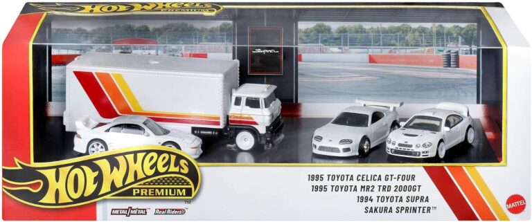 Hot Wheels® Koleksiyon Seti Arabalar sergilenmeye uygun setler, 3 adet 1:64 ölçekli araba ve 1 adet 1:64 ölçekli Team Transport araç, Metal/Metal™ şasi ve Real Riders™ tekerlekler, JHW44