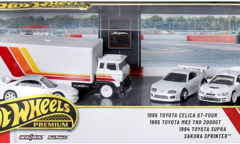 Hot Wheels® Koleksiyon Seti Arabalar sergilenmeye uygun setler, 3 adet 1:64 ölçekli araba ve 1 adet 1:64 ölçekli Team Transport araç, Metal/Metal™ şasi ve Real Riders™ tekerlekler, JHW44